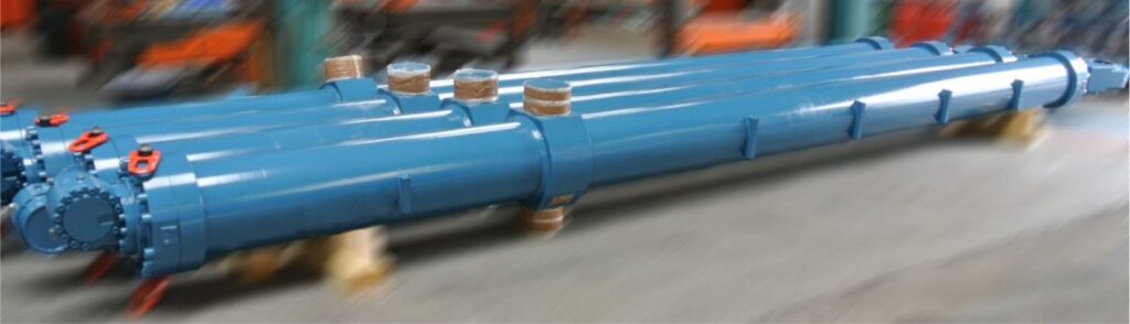 Quatro cilindros hidráulicos, com diâmetro de 360 mm x 140 mm, curso de 7.000 mm com revestimento de cerâmica, equipados com o SENSO’R de medição de curso linear.