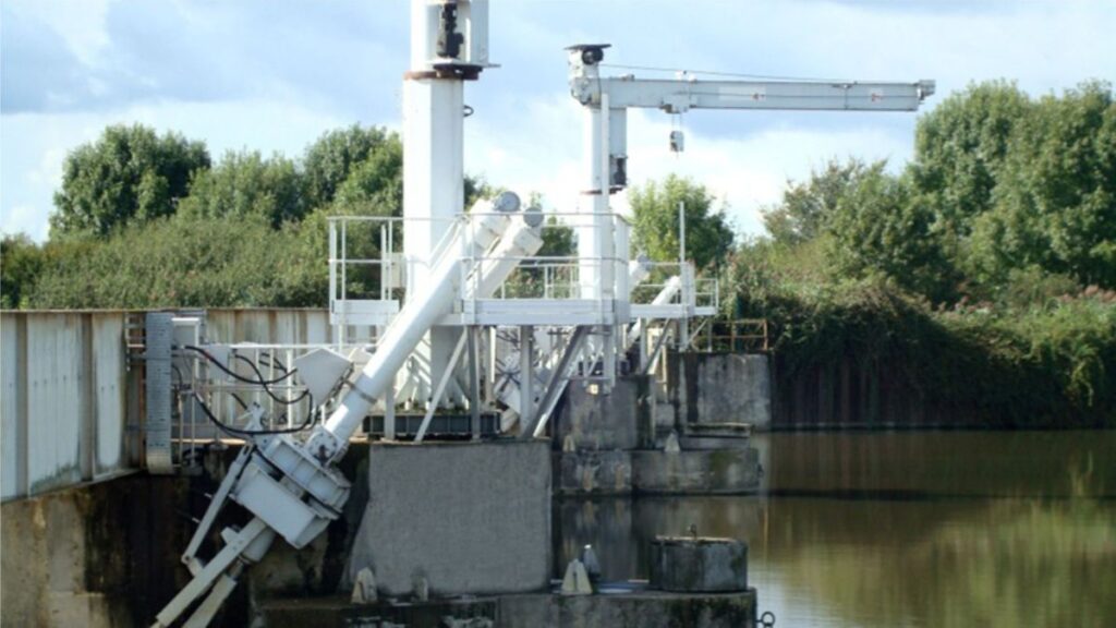 Cilindros e sistemas hidráulicos, equipados com medição de curso linear, para sistema regulador automático do nível do rio.